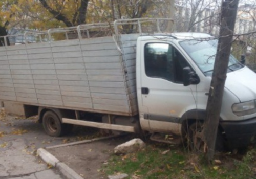 Симферопольцы сегодня наблюдали погоню полиции за угонщиком грузовика ФОТО