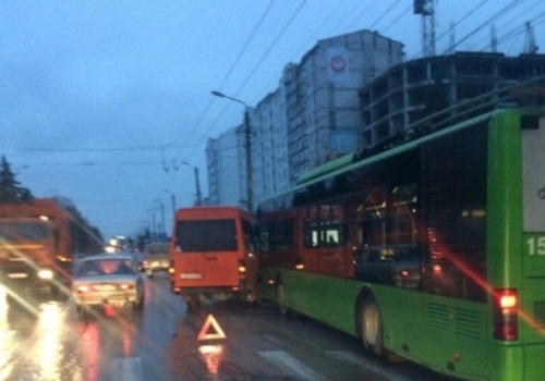 В Севастополе на Летчиках пробка из-за ДТП – столкнулись "топик" и троллейбус (фото)
