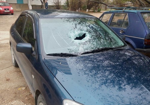 В Севастополе за ночь разбили стекла у пяти машин