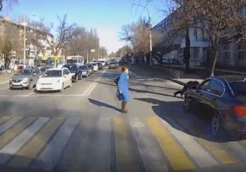В Симферополе водитель BMW без прав на переходе сбил ребенка (видео 18+)