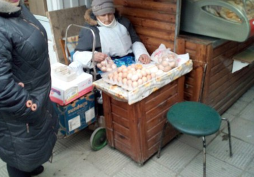 Крымские бабушки наловчились стирать печати на магазинных яйцах, а потом продавать продукт как домашний СКРИНШОТ