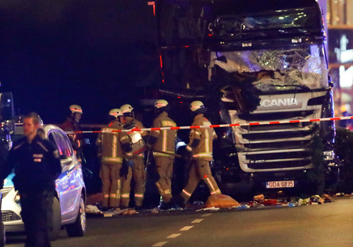 Теракт в Берлине: грузовик протаранил толпу на рождественской ярмарке. Есть жертвы