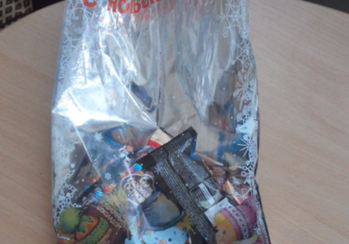 Будьте внимательны! В новогодние подарки крымским детям упаковывают конфеты с червями СКРИНШОТ, ФОТО