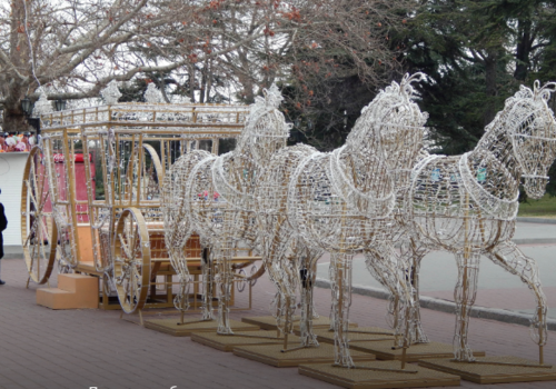 В Севастополе появилась светящаяся карета «Золушки» с лошадьми