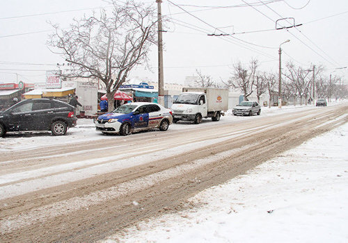 Плохо обработанные в гололед тротуары в Севастополе объяснили климатической особенностью города