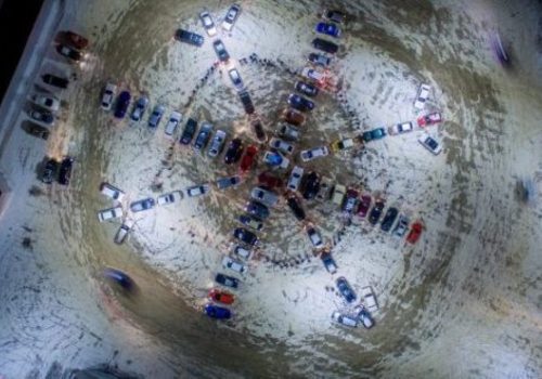 Автовладельцы Симферополя создали… огромную снежинку ВИДЕО