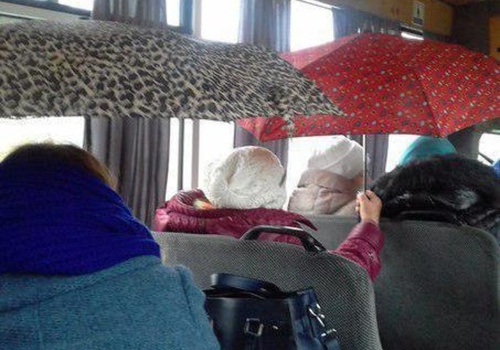 Крымчане во время дождя вынуждены ездить в маршрутках с открытым зонтиком