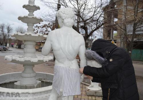 В Крыму начали прикрывать «срам» на статуях древнегреческих богов трусами (ФОТО)