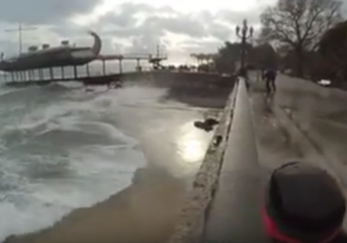 На ялтинской набережной во время шторма разбились двое парней (видео)