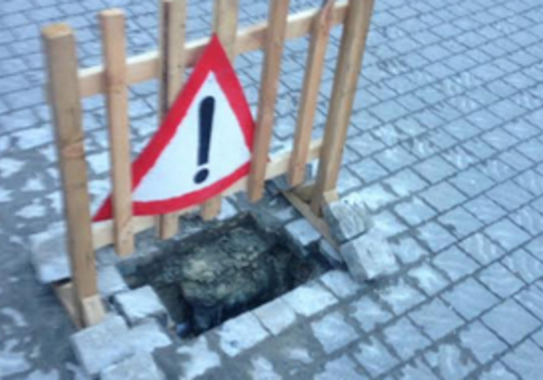 В Севастополе яму на площади Нахимова вместо ремонта всего лишь «задекорировали» ФОТО
