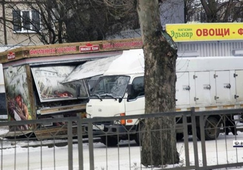 Керченский грузовик пытался увезти колбасный ларек ФОТО