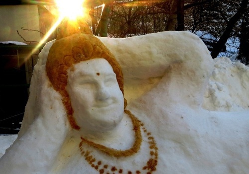 Достигшие просветления ялтинцы слепили из снега Будду и гопника