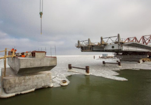В Керченском проливе сооружают морские пролеты моста в Крым