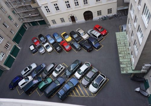 Власти Симферополя посоветовали горожанам самим бороться с пробками и строить парковки