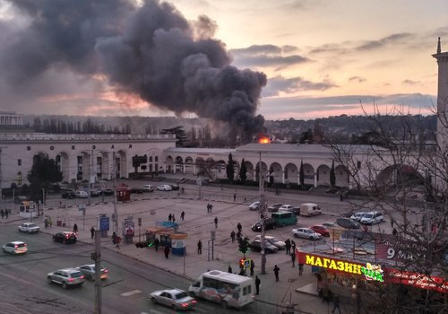 В Сети появились фото и видео с пылающего огнем склада в Симферополе