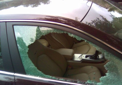 В Крыму неизвестная дама с коляской разбила молотком окна припаркованного автомобиля СКРИНШОТ