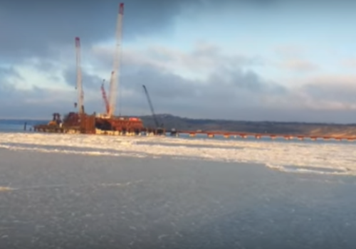 Керчанин снял видео, как строят мост в замерзшем море