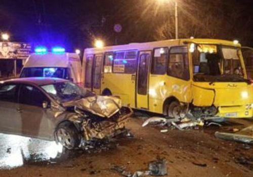 В Севастополе пьяная женщина на «Форде» врезалась в автобус — фото