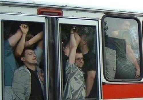 Ради дополнительного заработка водители междугородних автобусов в Крыму набивают полный салон "зайцев"
