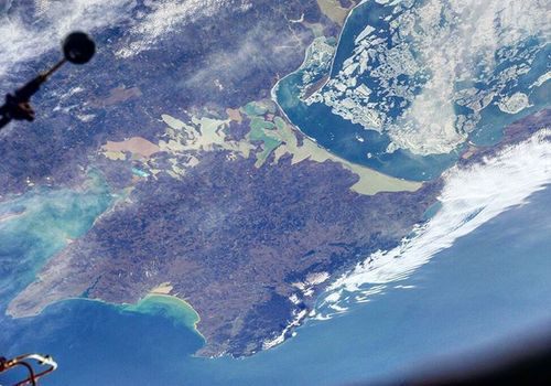 Черное море и белые льдины: как сейчас выглядит Крым из космоса (ФОТО)