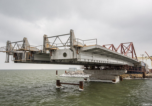 Строители Крымского моста начали установку огромной арки (ВИДЕО)