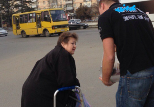 В Крыму наконец-то нашли настоящего мужчину: Не посчитал зазорным остановиться и помочь бабушке СКРИНШОТ