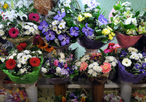 Розы по 200 рублей за штучку и букет за 3000: сколько стоят цветы в Крыму накануне 8 Марта