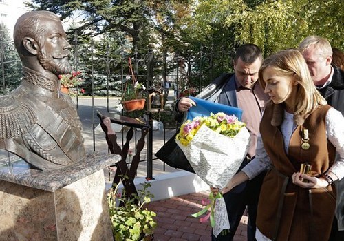 В Симферополе возле прокурорской часовни мироточит бюст императора Николая