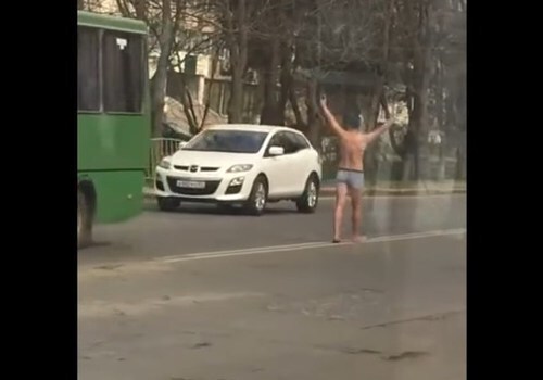 Весна пришла: в Симферополе на улицах появились голые мужики (ВИДЕО)