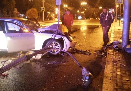 В Севастополе горе-стритрейсеры разбили чужую машину и фонарь