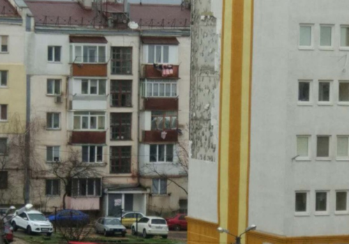 У севастопольской новостройки обрушился огромный кусок "обшивки" стены ФОТО