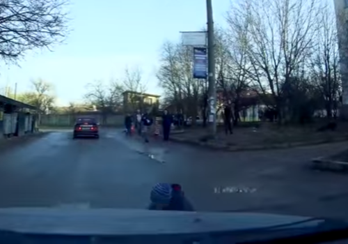 Беги или умри: крымские дети бросаются под колеса машин ВИДЕО
