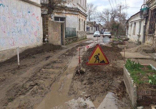 В Евпатории коммунальщики изуродовали историческую улицу ФОТО