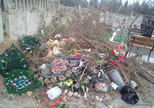 Детский сектор на кладбище 5 км превратился в жуткую свалку СКРИНШОТ