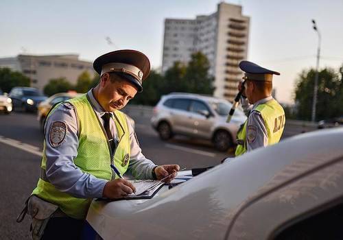 В Бахчисарае водителей штрафуют за разговоры по телефону