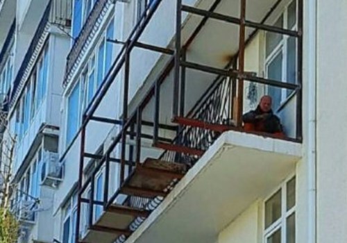 Как в Севастополе мастера "мастерят" балконы многоэтажек - сплошная "зона риска" ФОТО, СКРИНШОТ
