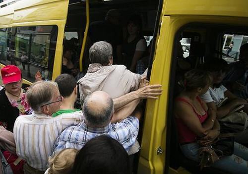 В Севастополе девушки занимают места в автобусах для своих "амбалов", игнорируя стариков и женщин СКРИНШОТ