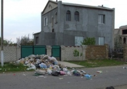 В Крыму общественники выгрузили мусор под двери чиновников
