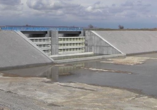 Украина возвела бетонную дамбу на границе с Крымом, перекрыв течение воды
