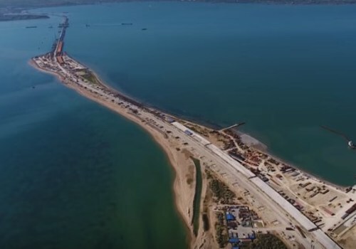 На стройке моста в Крым приступили к сооружению тел фарватерных опор