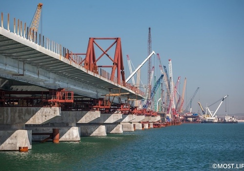 Уже этой осенью можно будет пройтись по Крымскому мосту