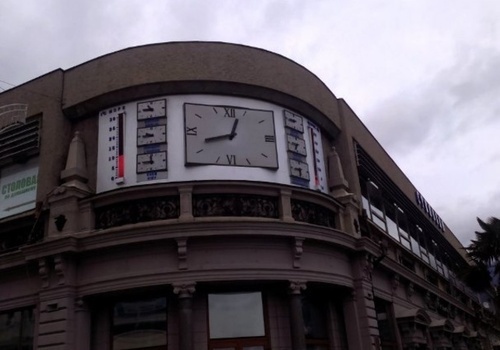 В Ялте на здании бывшего гастронома исчезли знаменитые часы ФОТО