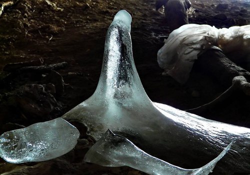 Ледяные сталагмиты пещеры Ени-Сала (ФОТО)
