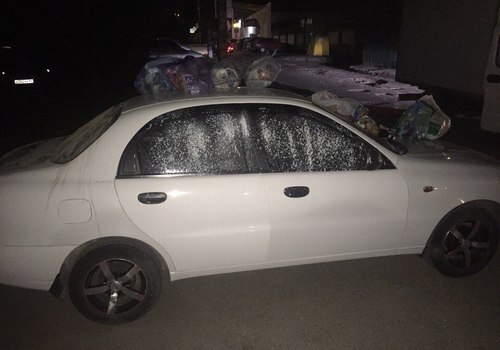 Мстители по-крымски: Автомобиль, который занял сразу три парковочных места, «украсили» пакетами с мусором (ФОТО)