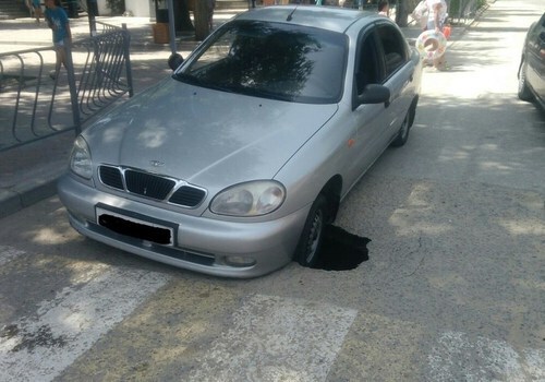 В Крыму автомобиль провалился в «черную дыру» (ФОТО)
