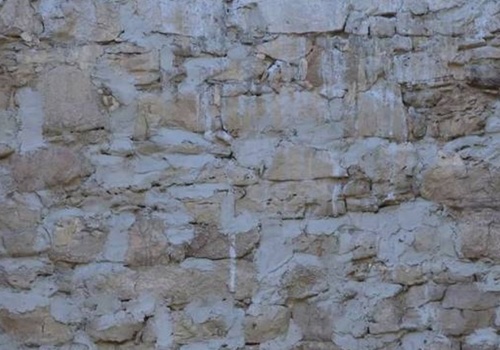 Стена древней башни в Феодосии замироточила свежим цементом