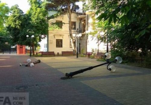 В центре Феодосии вандалы повалили фонарные столбы ФОТО
