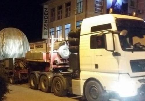 По ночной Феодосии провезли ещё две турбины — СМИ (фото)
