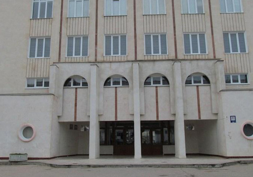 Севастопольцы встали на защиту уникальной школы №57 и ее директора