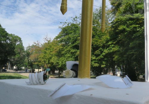 В Феодосии ночью вандалы разгромили Юбилейный парк ФОТО